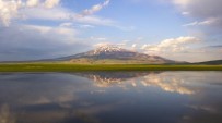 Süphan Dagi'nin Cil Gölü'ne Yansimasi Kartpostallik Görüntüler Olusturdu