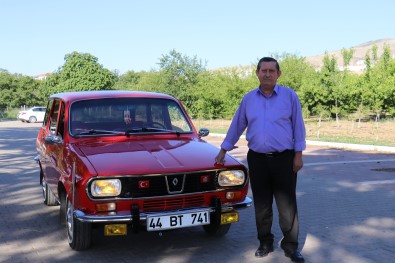 1975 Model Otomobiline Çocugu Gibi Bakiyor