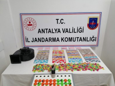 Jandarma Kumarcilari Suçüstü Yakaladi, Sandalyelerinden Bile Kalkamadilar