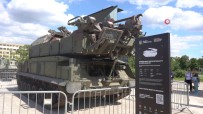 Savasta Ele Geçirilen Rus Tanklari Çekya'nin Baskenti Prag'da Sergileniyor
