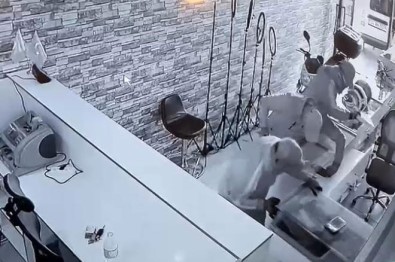 Basaksehir'de Kar Maskeli 5 Hirsiz 700 Bin TL'lik Soygun Yapti