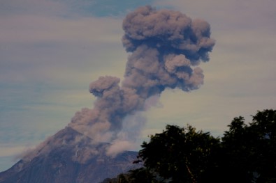 Guatemala'daki Fuego Yanardagi Kül Ve Duman Püskürttü