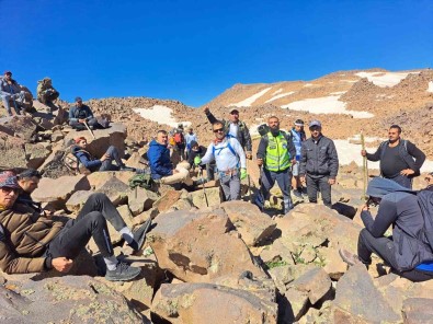 Van Gölü Kirliligine Dikkat Çekmek Için Süphan Dagi'na Tirmandilar