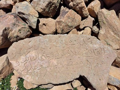 Defineciler 4 Bin 58 Metredeki Tarihi Mezarliga Dadandi