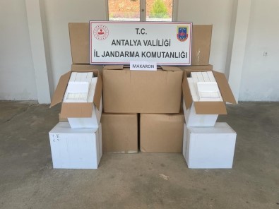 Durdurulan Kamyonetin Kasasinda 850 Bin Adet Kaçak Makaron Ele Geçirildi