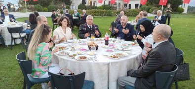 Sehitler Için Eller Semaya Açildi