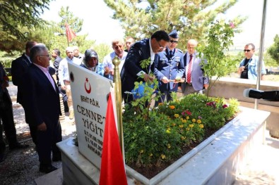 Vali Çiçek 15 Temmuz Sehitlerinin Kabirlerini Ziyaret Etti