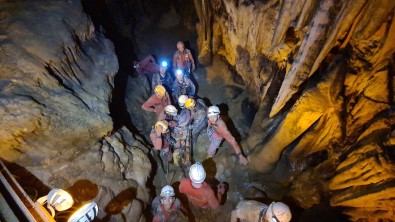 12 Saat Sonra Düstügü Magaradan Kurtarildi