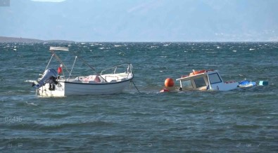 Ayvalik'ta Siddetli Rüzgar Bazi Balikçi Teknelerini Batirdi