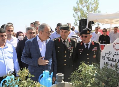 Diyarbakir'da 15 Temmuz Sehidi Kabri Basinda Anildi