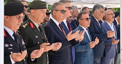 Diyarbakır’da, Şehitler kabirlerinde ziyaret edildi