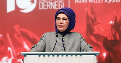 Emine Erdoğan'dan 15 Temmuz mesajı: Tek yürek dirilişin sembolü oldu! Destan böyle yazıldı...