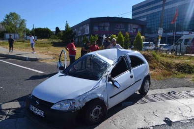 Hasta Tasiyan Araca Otomobilin Çarpip Takla Atmasi Sonucu 2 Kisinin Yaralandigi Kaza Kamerada