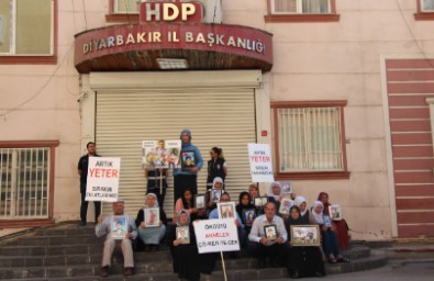 HDP nöbetindeki baba konuştu! Evlat acısı olmasa 40 derece sıcaklıkta kimse bekleyebilir mi?