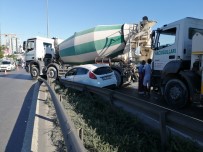 Kartal E-5'Te Çarptigi Otomobili Sürükleyen Beton Mikseri Refüje Girdi