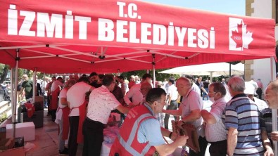 Izmit Belediyesi, Sehitler Için Helva Ve Cüz Dagitti