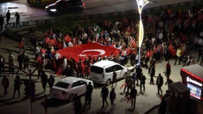 Yüksekova'da Binlerce Kisi Dev Türk Bayragiyla '15 Temmuz Demokrasi Ve Milli Birlik Günü' Yürüyüsüne Katildi