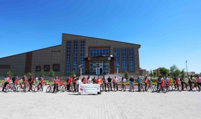 AIÇÜ'de Bisiklet Turu Ve Dag Tirmanisi Düzenlendi