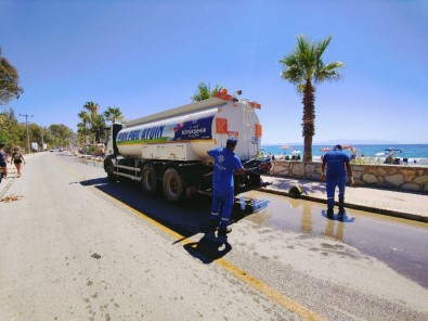 Kusadasi'nda 9 Günlük Bayram Tatilinde Plajlardan 3500 Ton Atik Toplandi