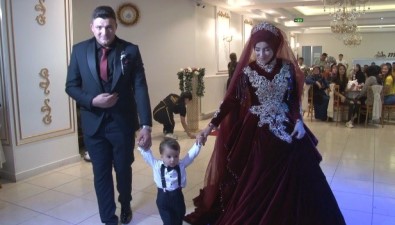 Pandemide Yapamadiklari Dügünü 1,5 Yasindaki Çocuklariyla Yaptilar