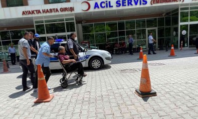 Polisler Kalp Krizi Geçiren Sahsi Ekip Otosuyla Hastaneye Yetistirdi