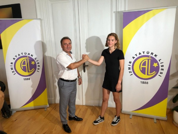 İşte YKS Türkiye şampiyonları: Selin Aşıkiraz ve Zeynep Dila Kuyucu başarının sırrını açıkladı!