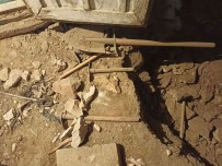 Antalya'da Evde Kaçak Kazi Yapan Süpheliler Yakalandi