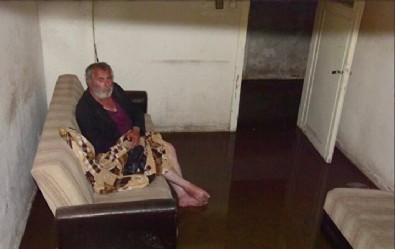 Bir milyonerin ibretlik sonu: Parası bitti şimdi lağım suları içinde yaşıyor