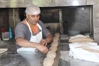 Ekmek Parasini 50 Derece Sicakta Ates Basinda Kazaniyorlar