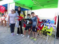 Emet Festivali'nde Isitme Engellilerin Ürettigi Sürpriz Battaniyeye Yogun Ilgi