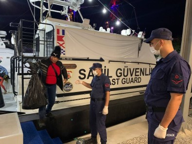 Izmir Açiklarinda 77 Göçmen Kurtarilirken, 92 Göçmen Yakalandi