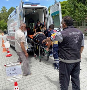 Motosikletin Çarptigi Yaya Hastanelik Oldu