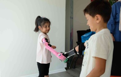 Robot Eller Çocuklarin Yüzünü Güldürdü