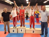 Yumruklar, 15 Temmuz Sehitleri Için Vuruldu