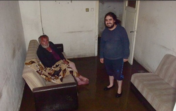 Bir milyonerin ibretlik sonu: Parası bitti şimdi lağım suları içinde yaşıyor