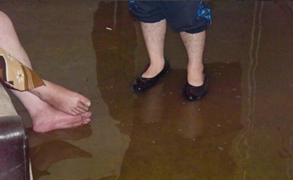 Bir milyonerin ibretlik sonu: Parası bitti şimdi lağım suları içinde yaşıyor