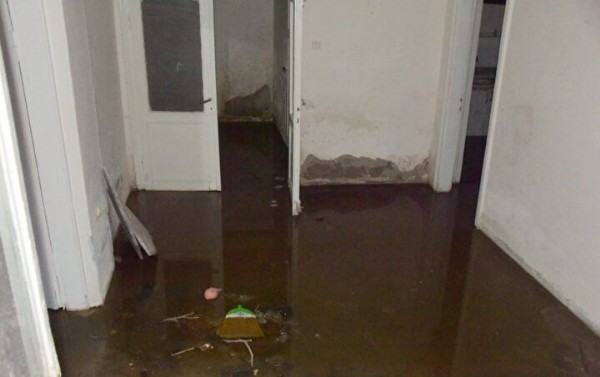 Bir milyonerin ibretlik sonu: Parası bitti şimdi lağım suları içinde yaşıyor