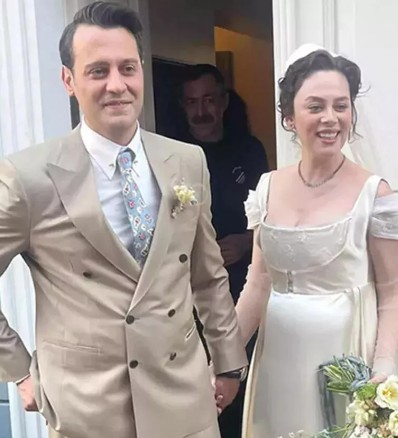 Demet Evgar'dan havuz pozu...