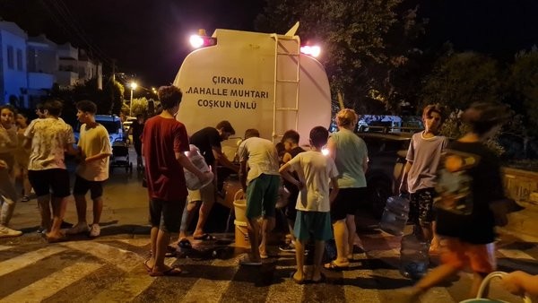 Bodrum'da 3 gündür sular kesik, mahalleli isyanda! CHP'li belediyeden umut kesilince iş muhtara düştü...