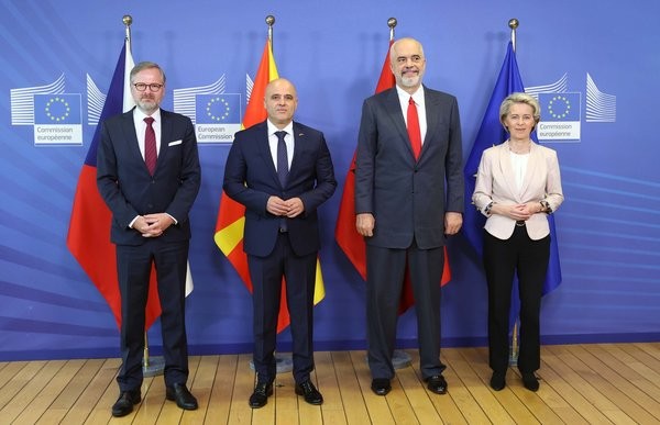 İki yüzlü Avrupa Birliği Arnavutluk ve Kuzey Makedonya'ya kapıları açtı!