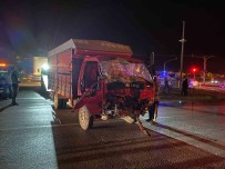 Iki Kamyon Kavsakta Çarpisti, 2 Kisi Yaralandi