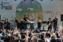 Is Sanat 22'Nci Sezonunu  'Cuma Is Çikisi' Göksel Konseriyle Tamamladi