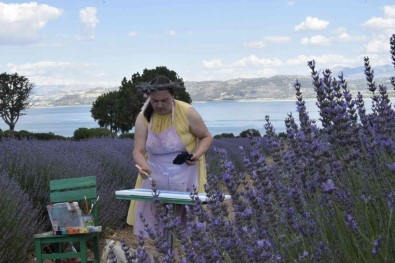 Lavantalar Arasinda Resim Yapip Keman Çalarak Kurakliga Dikkat Çektiler
