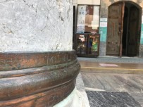 Tarihi Külliyenin Sütunlarina Büyük Saygisizlik