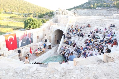 Antik Meclis Binasinda Bin 500 Yil Sonra Ilk Resmi Toplanti