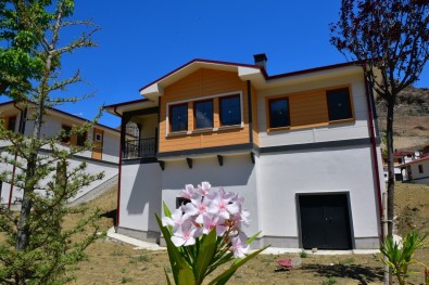 Baraj Sulari Altinda Kalacak Köyün Tasinacagi Yeni Merkezde Yapilan Konutlar Lüks Villalari Aratmadi