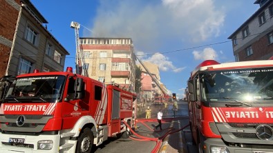 Sultanbeyli'de 5 Katli Binanin Çatisi Alev Alev Yandi