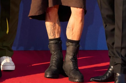 Brad Pitt film galasına etek giyip gitti!