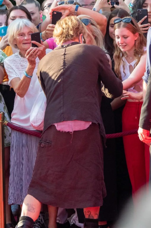 Brad Pitt film galasına etek giyip gitti!