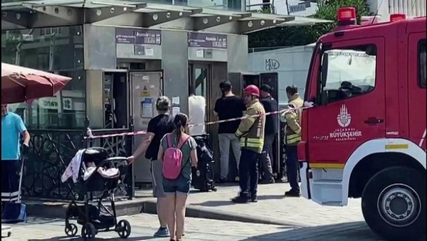 Taksim'de metro asansöründe arıza: Turistler mahsur kaldı!